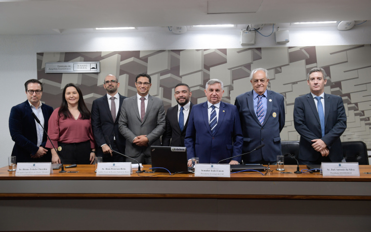 Luis Cesar Bigonha, presidente do Conselho de Serviços, e Sarina Sasaki Manata, assessora técnica, ambos da FecomercioSP, defenderam as empresas do Simples Nacional no Senado (Foto: Saulo Cruz/Agência Senado)