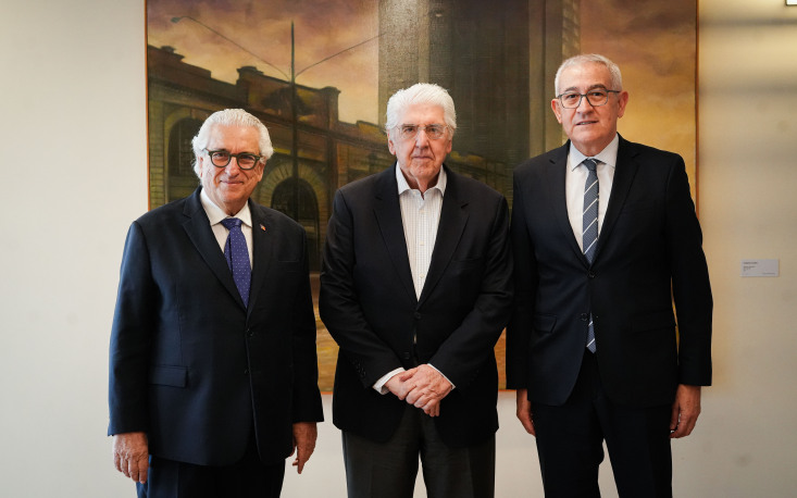 Rubens Medrano (centro), recebe Luis Fernando &Aacute;valos, c&ocirc;nsul-geral do Paraguai, e Flavio Mendes Bitelman, c&ocirc;nsul honor&aacute;rio da Mold&aacute;via. Fotos: Edilson Dias