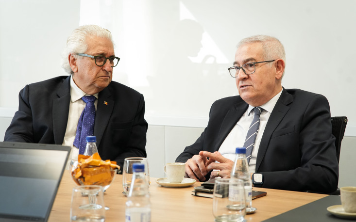 &Agrave; esquerda, Flavio Mendes Bitelman, c&ocirc;nsul honor&aacute;rio da Mold&aacute;via, ao lado de Luis Fernando &Aacute;valos, c&ocirc;nsul-geral do Paraguai