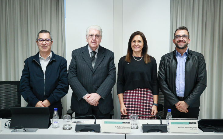 Rubens Medrano ao centro, ao lado dos palestrantes do semin&aacute;rio