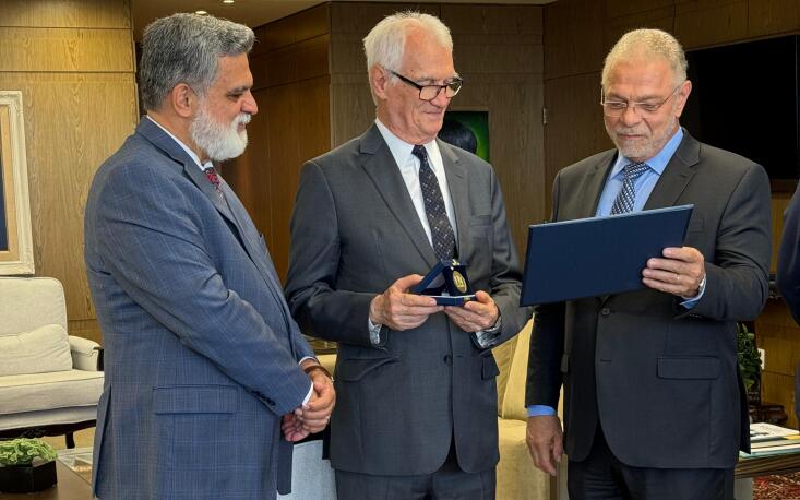 Presidente executivo recebe medalha comemorativa e diploma em alusão aos 80 anos da CLT