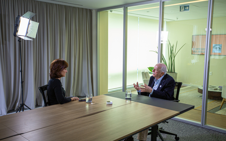 Thais Herédia em entrevista com o professor e economista da FEA-USP (Foto: UM BRASIL)