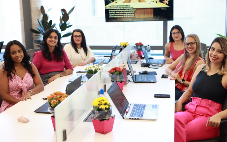 Colaboradoras engajadas na ação de Outubro Rosa (Foto: Edilson Dias/FecomercioSP)