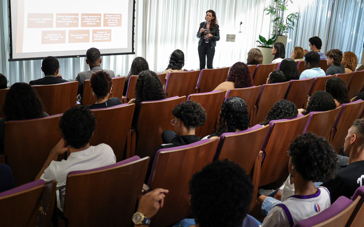 Assessora Alexsandra Ricci fala de sustentabilidade para os estudantes (Imagem: Edilson Dias) Assessora Alexsandra Ricci fala de sustentabilidade para os estudantes (Imagem: Edilson Dias)