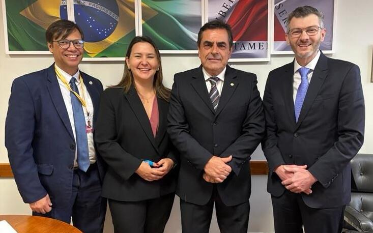 A assessora Sarina Manata com o deputado Domingos Sávio (PL/MG)