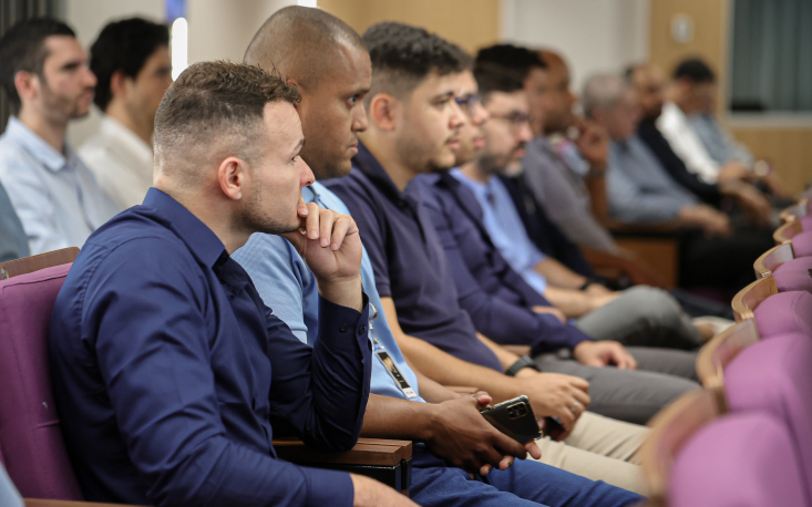 Plateia assistiu atenta à palestra do dr. Roberto Rossi (Imagem: Edilson Dias) 