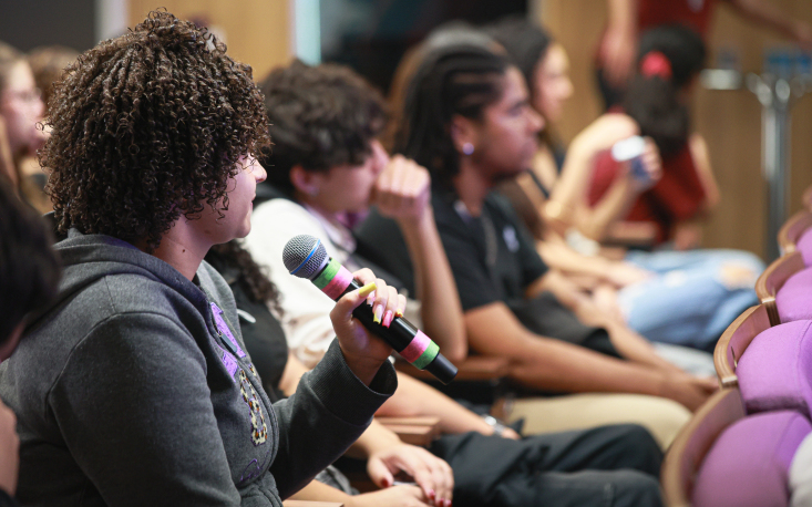 Os alunos tamb&eacute;m compartilharam d&uacute;vidas e experi&ecirc;ncias pessoais (Imagem: Edilson Dias)