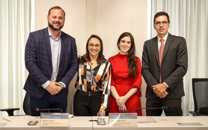 6627f58b1a1b8-perse_dietze7 Victor Linhalis e Renata Abreu (ambos do Podemos/ES); Bia Nóbrega de Sá, do Instituto Viva Cidades, e Guilherme Dietze (foto: Edilson Dias)