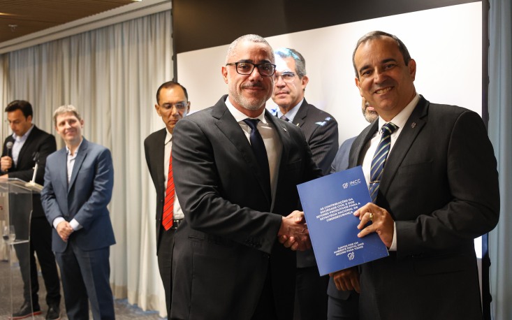 Entrega das propostas da sociedade civil para a Política Nacional de Cibersegurança, realizada pelo presidente do INCC a Ivan de Sousa Corrêa Filho, secretário-executivo do GSI (Foto: Edilson Dias)