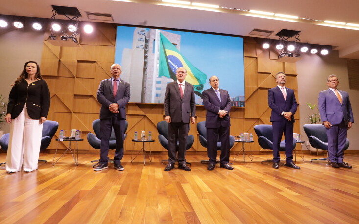 67eaf6db37c28-54411481637_7d90b2d529_k Agenda Institucional enfatiza a importância de investimentos em infraestrutura para o crescimento econômico, destacando a modernização de transportes e a promoção de práticas sustentáveis