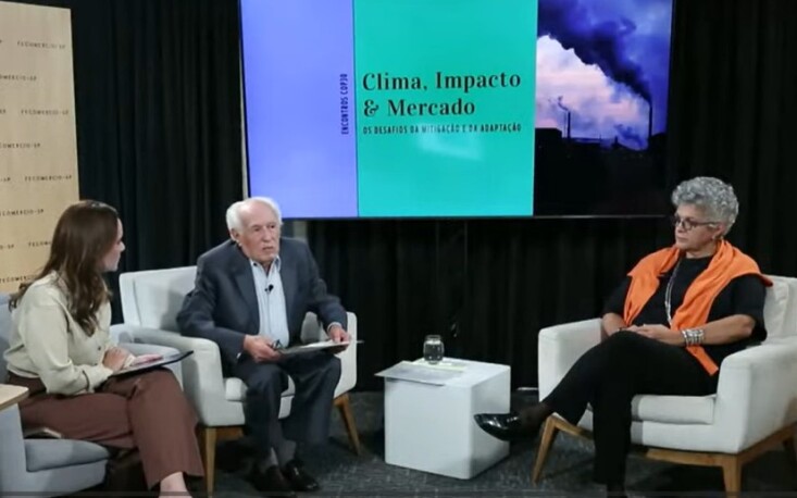 No estúdio da FecomercioSP, a jornalista Camila Silveira media o primeiro painel da live com a presença do professor Goldemberg e de Izabella Teixeira