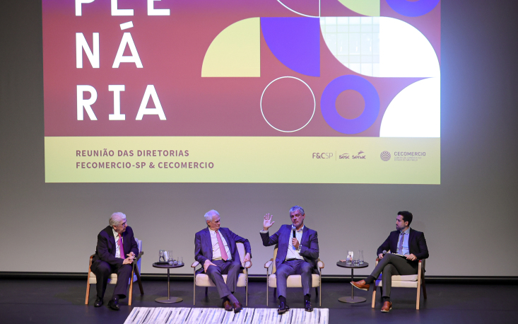 Debate também reuniu Rubens Medrano (no canto à esquerda), presidente do Conselho de Relações Internacionais da FecomercioSP, com mediação do jornalista Guilherme Barolli (canto à direita)