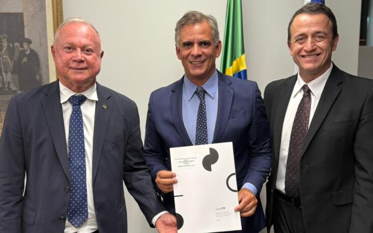 Relator da PEC 6X1, o deputado Paulo Azi; o presidente da CCJ, deputado Leur Lomanto; e o presidente do Seciesp e do Conselho de Serviços da FecomercioSP, Marcelo Braga