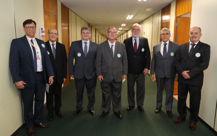 Grupo de empresários leva a parlamentares preocupações com custos inviáveis da mudança da escala 6x1