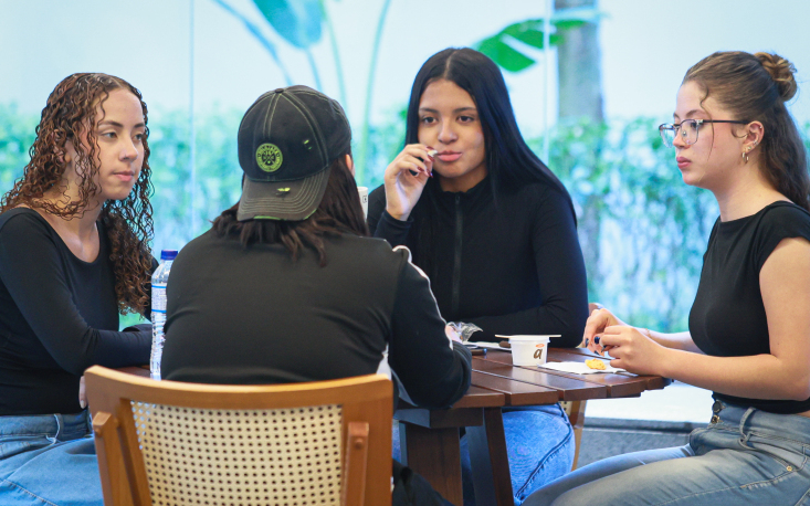 Antes e depois das palestras, jovens participaram de um lanche  na Federação (Imagem: Edilson Dias)