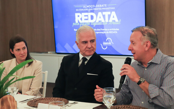 Os deputados Júlio Lopes (PP/RJ) e Aguinaldo Ribeiro (PP/PB) - relator do PL do Redata - durante debate (Fotos: Daniel Davini/FPBC)